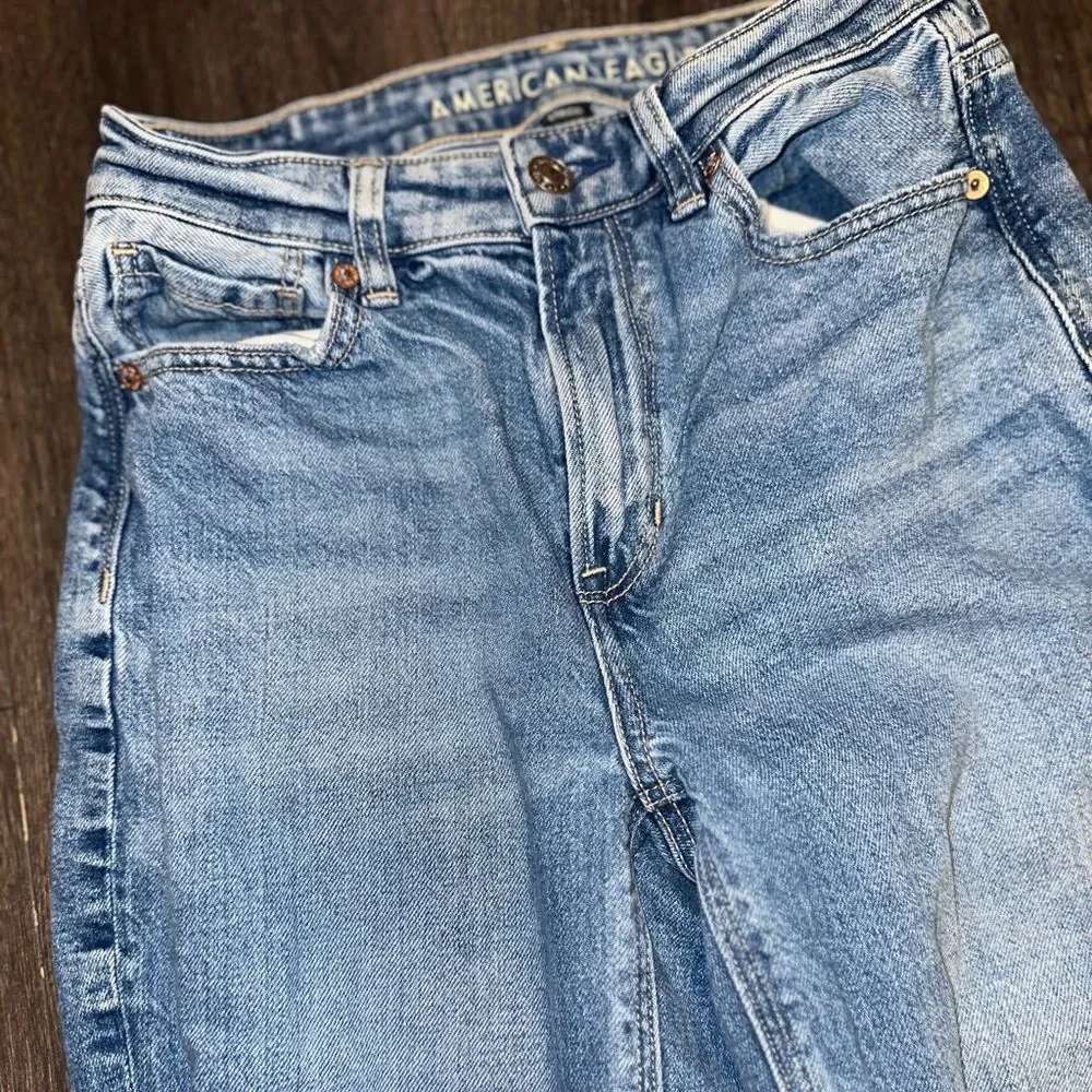 American Eagle Outfitters (0) Light Wash Distressed Mom Jeans with Stretch - Picture 2 of 8